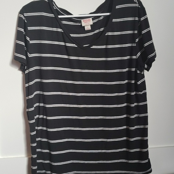 Vneck tshirt bundle! - Picture 6 of 6